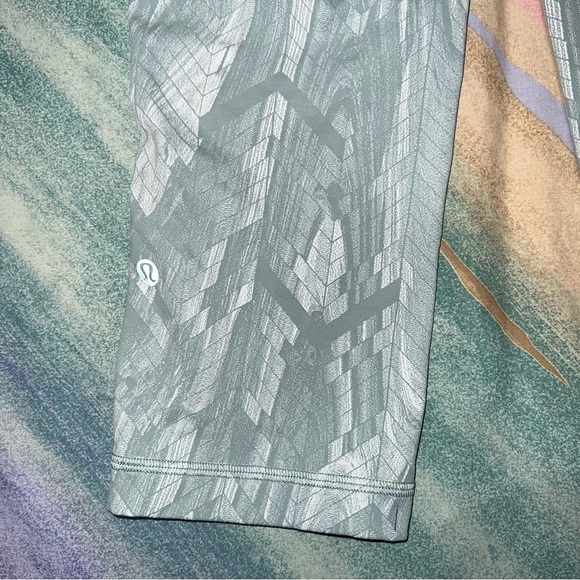 Lululemon Swift Speed HR Crop21" Reverberate Chevron Jacquard Silver Blue size 8 - Picture 9 of 11
